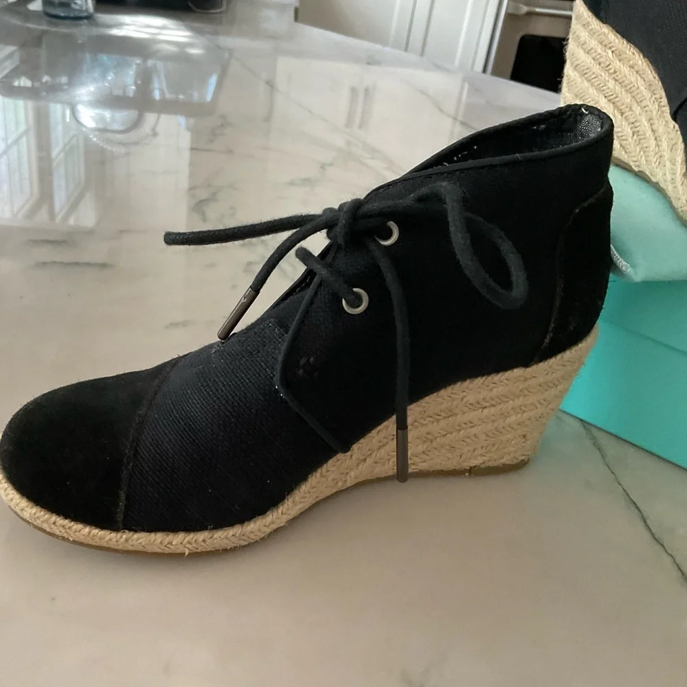 Toms Women’s Desert Wedge Black Burlap Suade Boot Sz. 5.5